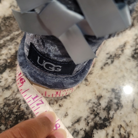 UGG Girl's Bailey Velvet Faux Fur Boots Toddler. - Picture 5 of 8